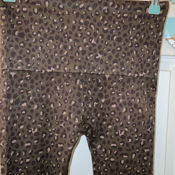 SPANX Olive Green Animal Print Leggings Sz Med - Picture 6 of 9